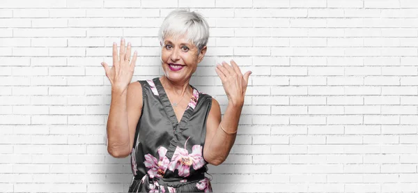 Mujer Cool Senior Sonriendo Con Una Mirada Orgullosa Satisfecha Feliz —  Fotos de Stock