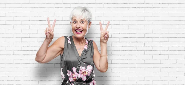 Senior Cool Vrouw Met Een Trots Gelukkig Vol Vertrouwen Meningsuiting — Stockfoto