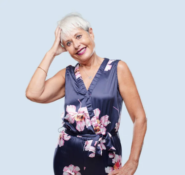 Senior Cool Vrouw Die Gelukkig Realiseren Van Sommige Goed Verrassend — Stockfoto