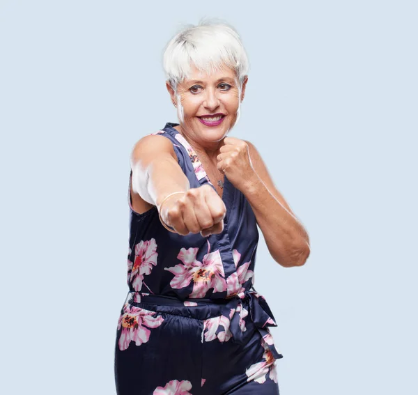 Senior Cool Mujer Con Enojado Agresivo Amenazante Pose Listo Para — Foto de Stock