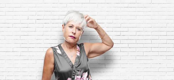 Senior Cool Frau Mit Einem Dummen Dummen Dummen Blick Schockiert — Stockfoto