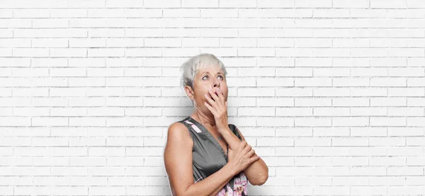 Senior Cool Woman Mirando Poco Entusiasta Aburrido Escuchando Algo Aburrido — Foto de Stock