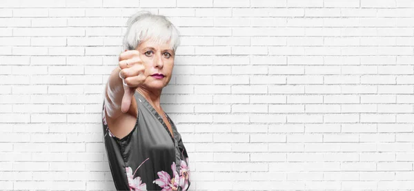 Senior Cool Frau Mit Einem Abweichenden Ernsten Strengen Gesichtsausdruck Mit — Stockfoto