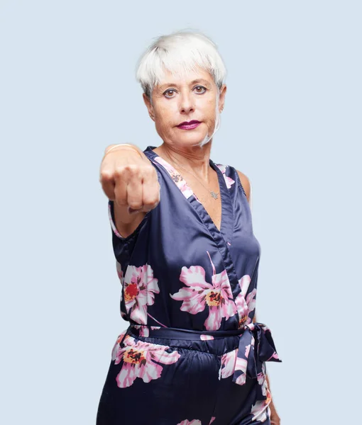 Mujer Cool Senior Buscando Orgulloso Confiado Poderoso Gesto Con Puño — Foto de Stock