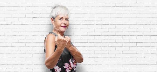 Senior Cool Mujer Con Enojado Agresivo Amenazante Pose Listo Para —  Fotos de Stock