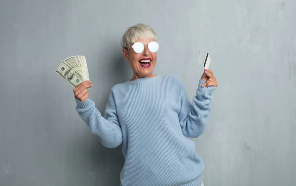 Senior Cool Woman Credit Card Grunge Cement Wall Money Savings — Stock Photo, Image