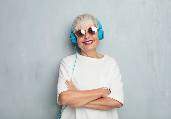 Senior Cool Femme Avec Écouteurs Écouter Musique Contre Mur Ciment — Photo