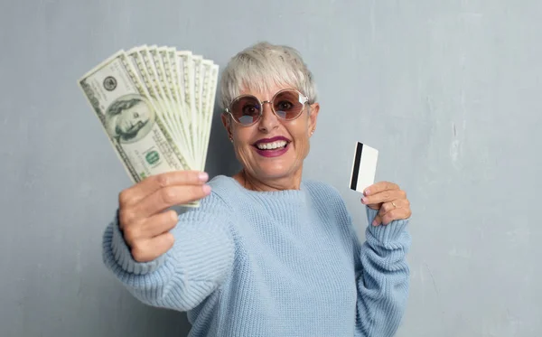 Senior Cool Vrouw Met Een Credit Card Tegen Grunge Cement — Stockfoto