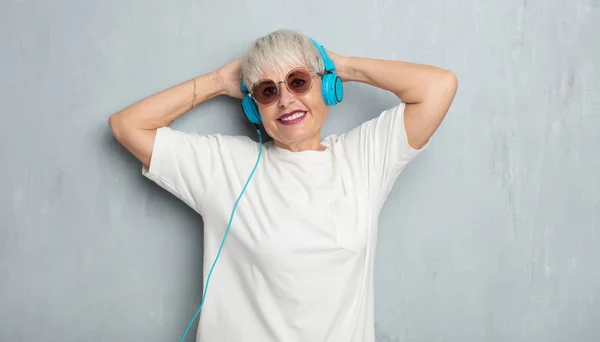 Senior Cool Femme Avec Écouteurs Écouter Musique Contre Mur Ciment — Photo