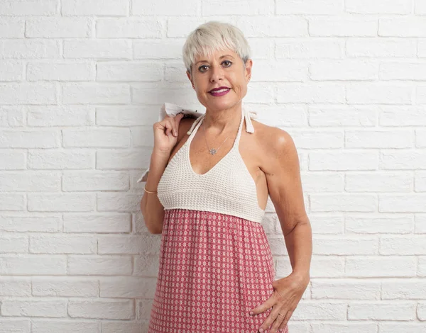 Mujer Fría Senior Contra Fondo Pared Ladrillo Blanco — Foto de Stock