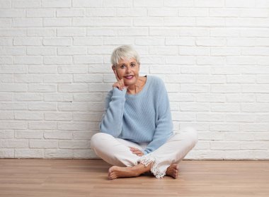 Beyaz tuğla duvar arka plan serin kadın kıdemli