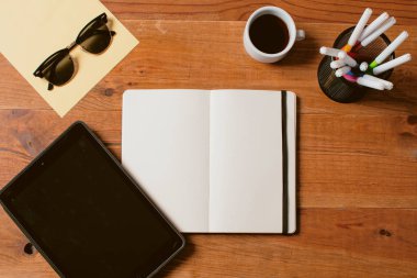 Soyut düz amaç. ofis masası ile senin konseptin boş yerlere