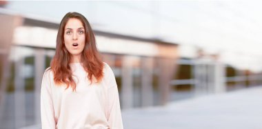 Genç kız tam gövdeli bir sürpriz, hayret ifadesi ve ağız şok açık güzel.