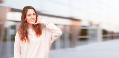 Genç kız tam vücut bir telefon görüşmesi jest veya işareti, gurur, mutlu, memnun bir bakışla yapma güzel; bir gülümseme ile iletişim sunan.