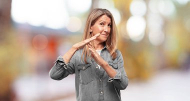 güzel kadın kıdemli. Zaman aşımı kavramı.