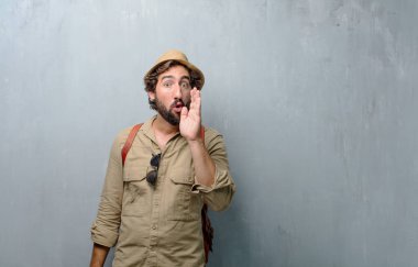 Genç yolcusu adam veya öne eğilerek ve fısıldayan bir sır ile ciddi bir ve şaşırmış turist bak yüzünde