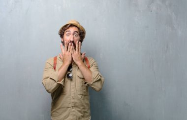 Genç gezgin adam ya da turistik kapsayan sürpriz sessiz kalma ve gizli tutmak için bir jesti eliyle ağzıyla.