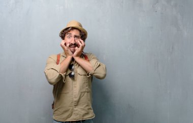 Genç yolcusu adam ya da turistik bir stresli hareketi ile iki elinizle yarım kapsayan yüz sıktı.