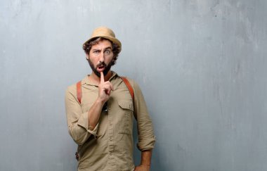 Genç yolcusu adam ya da turistik bir sürpriz ile hayran ifade şokta iki elinizle alın ve ağız geniş açık tutarak.