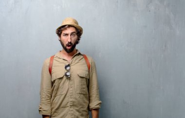 Genç yolcusu adam ya da turistik bir sürpriz, hayret ifadesi ve ağız şok açık.