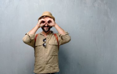 Genç yolcusu adam ya da sürpriz ve hayret ya da korku, güvensizlik, gözlerini ovuşturarak turistik muhtemelen ağlıyor.