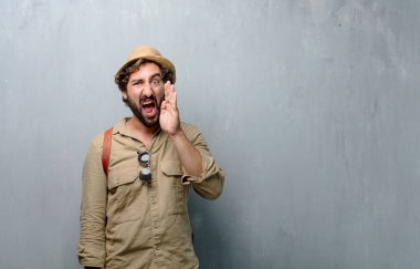 Genç yolcusu adam ya da deli gibi yüksek sesle bağırarak, sinirli bir ifade ile el ile arama, büyük bir duyuru iletişim Turizm.