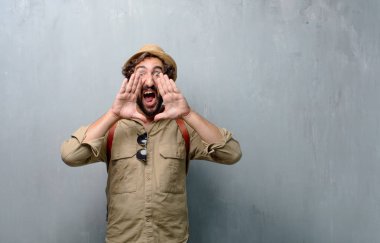 Genç yolcusu adam ya da deli gibi yüksek sesle bağırarak, sinirli bir ifade ile el ile arama, büyük bir duyuru iletişim Turizm.