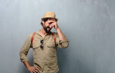 Genç yolcusu adam ya da baş el ile dokunmak hayran bir ifade ile gülümseyerek mutlu bir şekilde iyi ve şaşırtıcı haberlerim fark ya da harika bir fikir, sahip turistik.