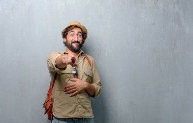 Genç yolcusu adam ya da zor bir şey de komik ve işaretleme size doğru göbek diğer elinizle tutarken gülüyor turistik komik fıkralar ile iyi vakit geçiriyor.