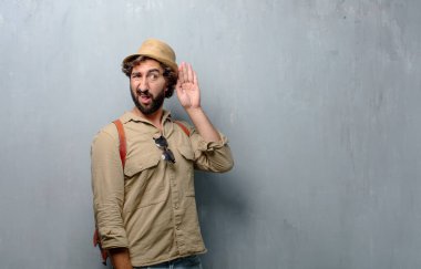 Genç yolcusu adam veya dikkat, duymak ve ne söylendiğini için dinlemek istiyor, borç verme an kulak turist.