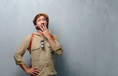 Genç yolcusu adam ya da isteksiz ve bıkkın, turistik bir şey sıkıcı ve sıkıcı, halis can sıkıntısı esneme için dinleme.