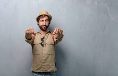 Genç yolcusu adam veya gurur, kendinden emin ve güçlü arayan turist, ile eller yumruk meydan okurcasına, gücünü gösteren kapalı.