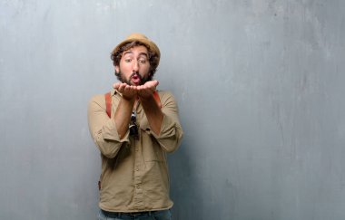 bakım, sevgi ve sevgi gösteren genç yolcusu adam uçan bir gerçek aşk öpücük gönderme; bir samimi Saint Valentine's mesaj.