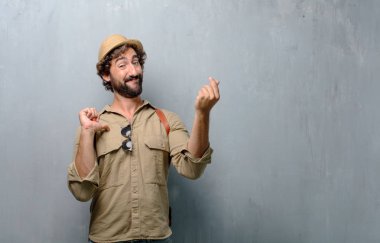 Genç yolcusu adam mutlu, gururlu ve tatmin arayan, el nakit veya para, para birimi veya zenginlik sembolü ile karlı iş ilan.