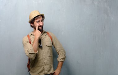 seyir, gözlem, bir nesne üzerinde önünde göz kulak veya bir şey için dışarı izliyor genç seyahat adam.