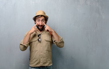 seyir, gözlem, bir nesne üzerinde önünde göz kulak veya bir şey için dışarı izliyor genç seyahat adam.