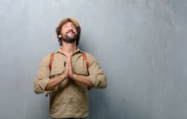 aziz bir şekilde dua genç gezgin adamı 