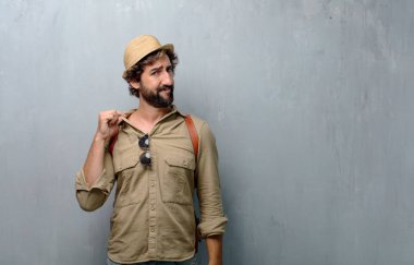 Genç gezgin adamla büyük baskı altında hissediyorum endişeli, gergin ve sinirli bir jest,.