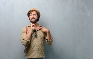 Genç gezgin adamla büyük baskı altında hissediyorum endişeli, gergin ve sinirli bir jest,.