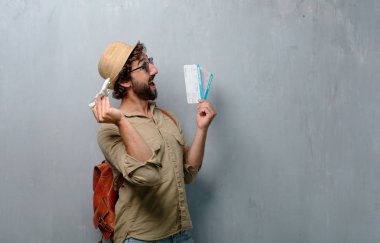 bir harita ve deri çanta adamla genç yolcusu