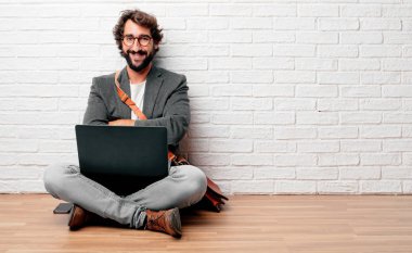 silah ile gülümseyen yüzünde gurur, memnun ve mutlu bir görünüm ile katta oturan delikanlı geçti