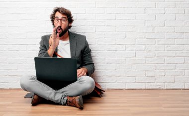 öne eğilerek ve bir sır ile ciddi bir ve sürpriz fısıldayarak katta oturan genç adam yüzünde bak