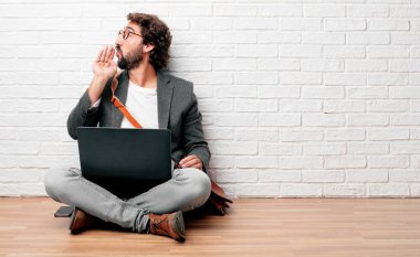 öne eğilerek ve bir sır ile ciddi bir ve sürpriz fısıldayarak katta oturan genç adam yüzünde bak