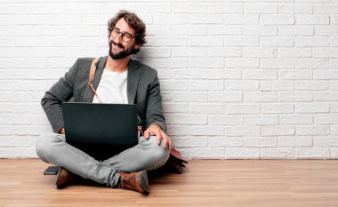 oturan genç adam ile bir memnun ve mutlu yere bak içtenlikle bir sevgi gülümseyen yüzünde.