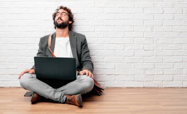 Genç adam stresli ve sinirli, seyir katta oturan iki elinizle açın, holding dehşet ve güvensizlik ifade etmek.