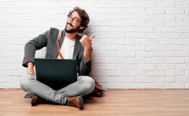 Genç adam Yaşasın signalining Tamam tek elle tatmin, gururlu ve mutlu bir bakışla ile katta oturan bir pozitif, gönderme 