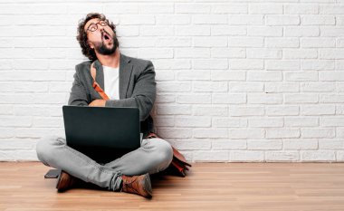 kat gülümseyerek oturan ve seyir yukarı ve yana doğru gökyüzüne doğru ya da nereye gazeteci bir kavram ya da mesaj yer noktaya genç adam.