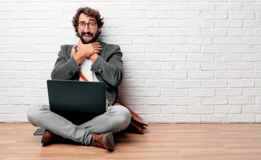 çığlık, seyir şaşırttı, katta oturan genç adam vurguladı ve iki elle boğulma bir hareketi ile dehşete düşürdü