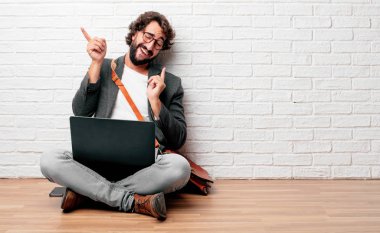 gülümseyen ve mutlu görünüyordu eğlenceli, hareketli disko müziği ve neşeli parti havası içinde dans katta oturan genç adam.