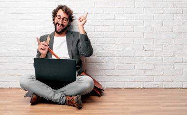 gülümseyen ve mutlu görünüyordu eğlenceli, hareketli disko müziği ve neşeli parti havası içinde dans katta oturan genç adam.